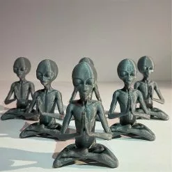 Unbranded Meditating Alien Resin Ornament Decor Garden Figurines -Piha myymälä 393878364 max